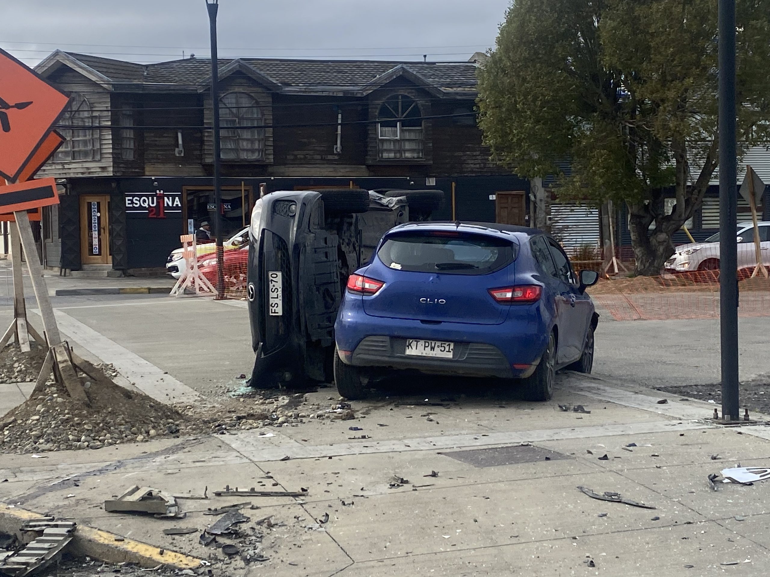 Colisión con posterior volcamiento dejó dos lesionados