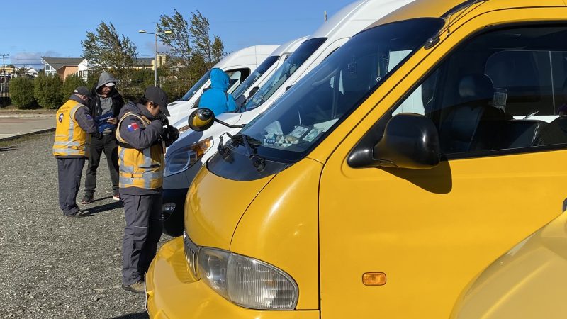 Carabineros y SEREMI de Transportes realizan inspección a transportistas escolares en Punta Arenas