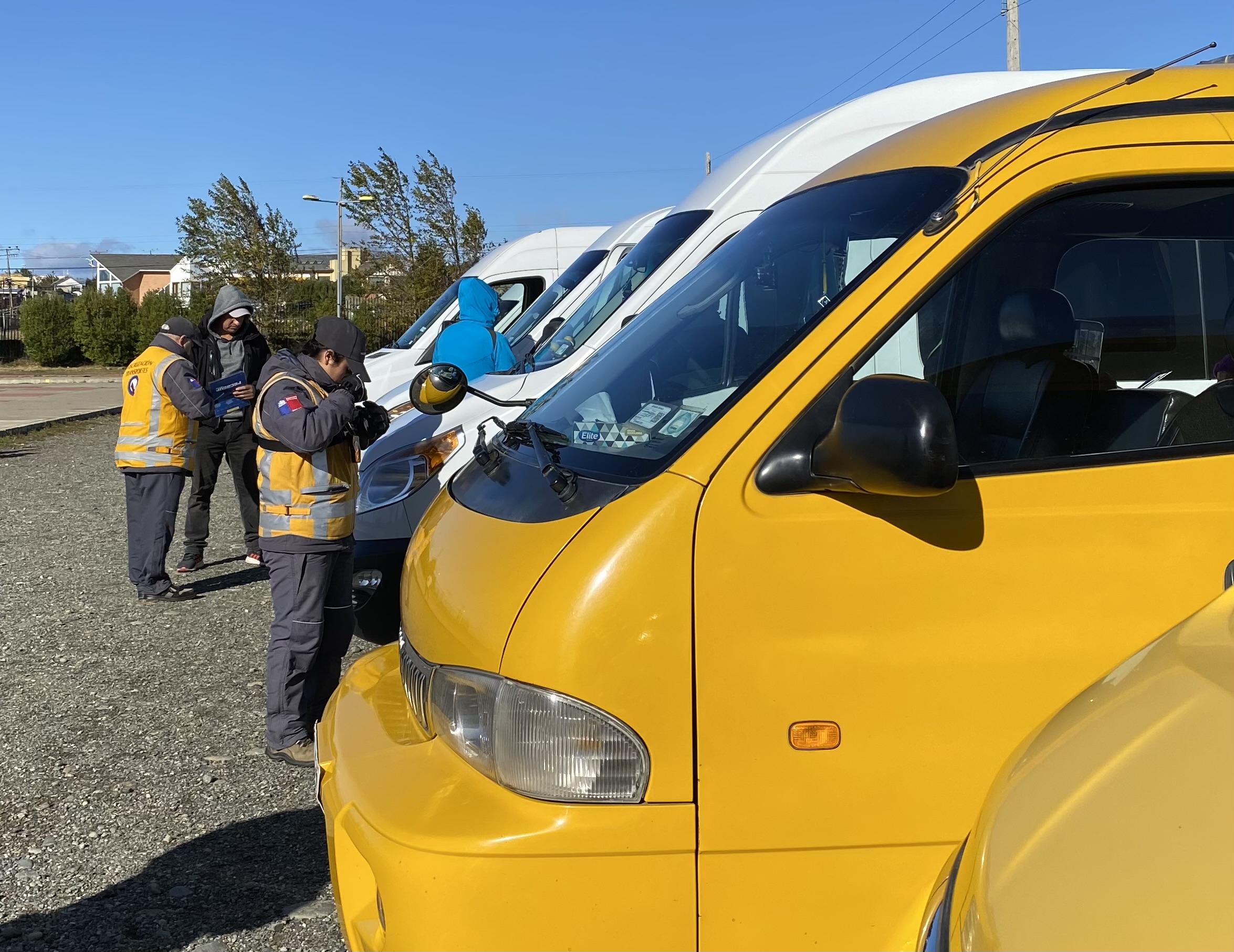 Carabineros y SEREMI de Transportes realizan inspección a transportistas escolares en Punta Arenas