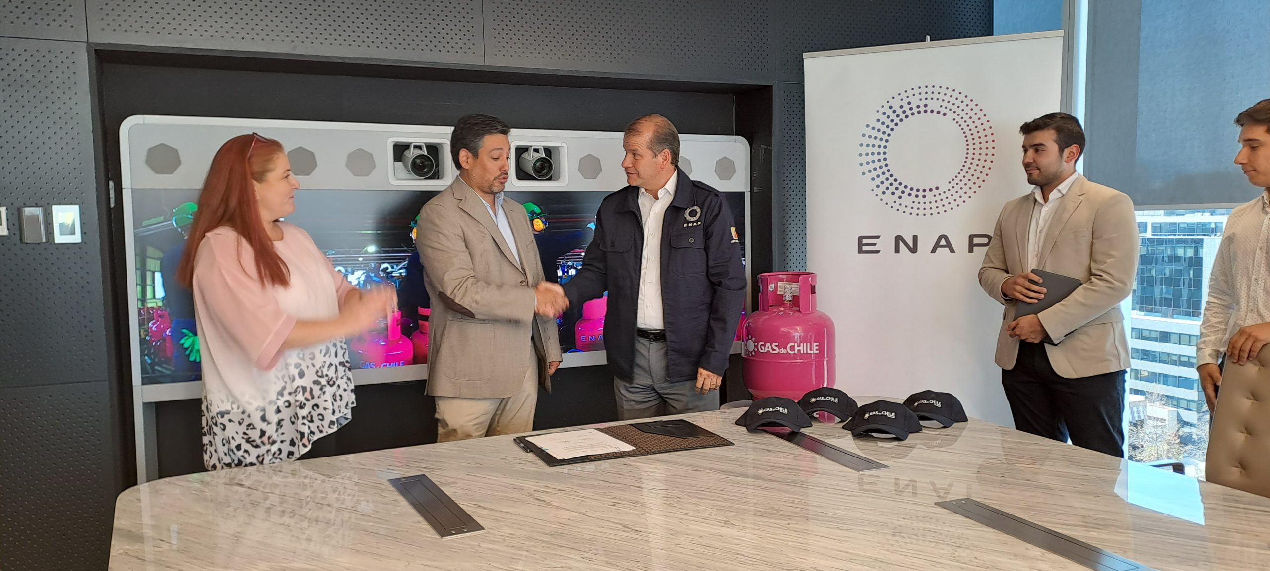 ENAP celebra el primer contrato con distribuidor minorista para venta regular de Gas de Chile