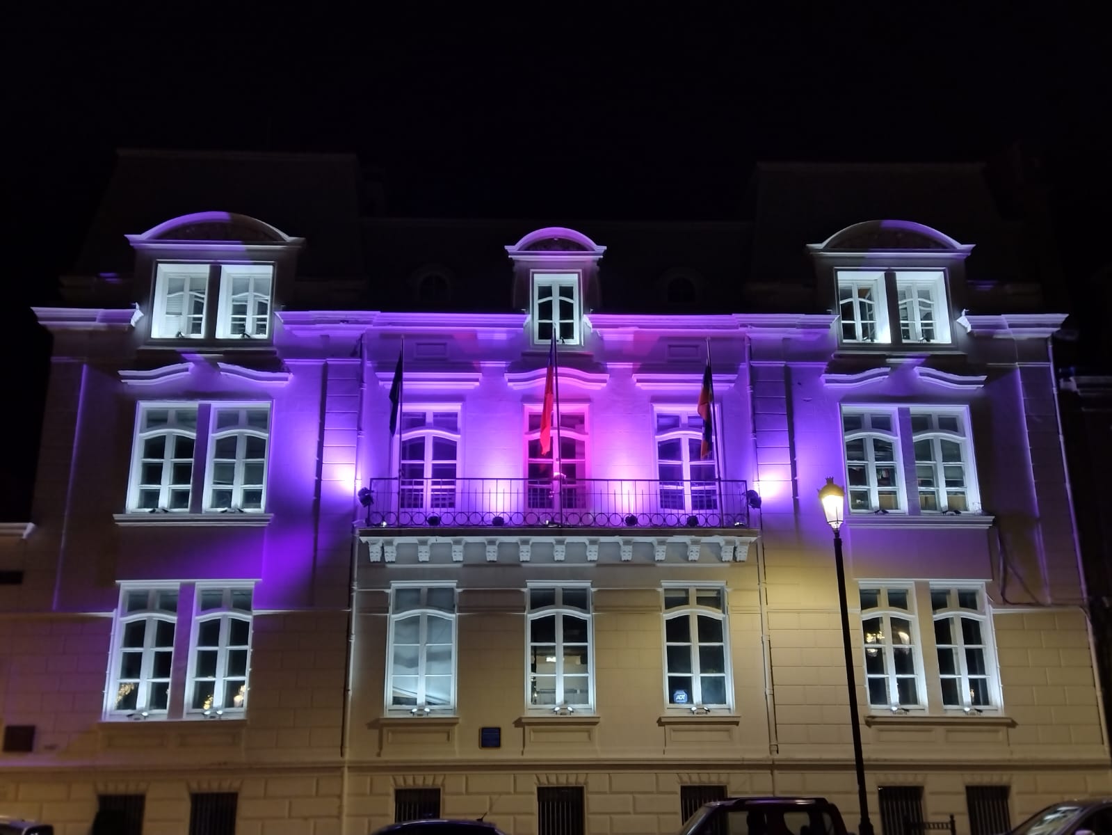 INACH ilumina de morado el frontis de su sede en conmemoración del Día Internacional de las Mujeres