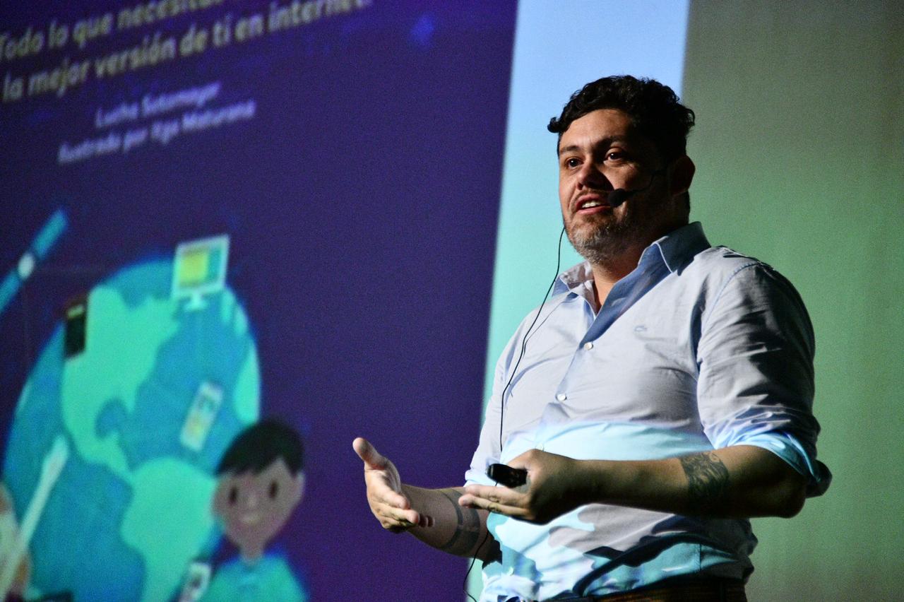 Psiquiatra y director ejecutivo de Fundación ProCultura dictó conferencia sobre Crianza, Internet y Bullying en Punta Arenas