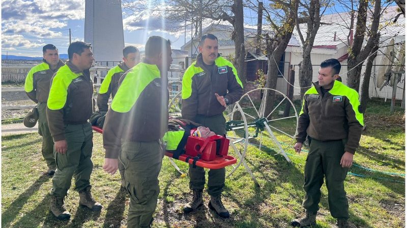 Carabineros de fronteras en Ultima Esperanza, se perfeccionan en manejo de camilla Sked y Cartografía