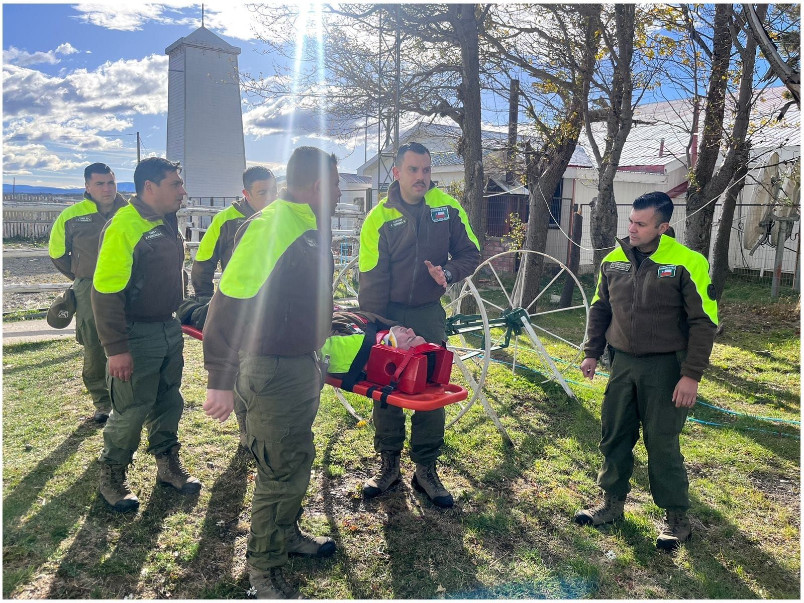 Carabineros de fronteras en Ultima Esperanza, se perfeccionan en manejo de camilla Sked y Cartografía