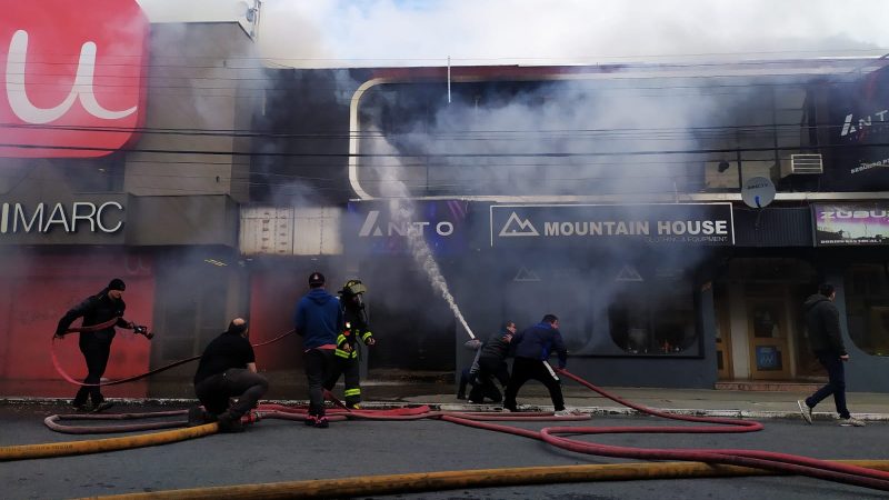 Incendio consume inmueble en pleno centro de Punta Arenas