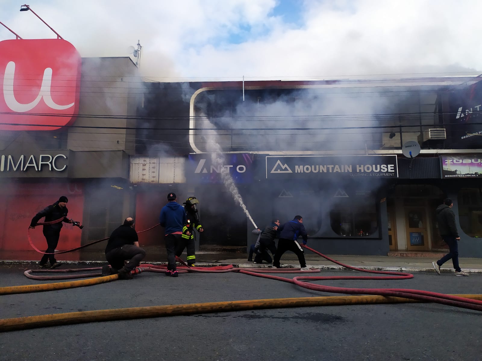 Incendio consume inmueble en pleno centro de Punta Arenas