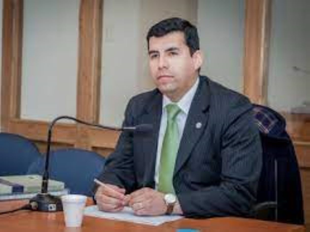 Destituyen al fiscal Manuel Soto de la Fiscalía de Punta Arenas en medio de denuncias y sumarios internos