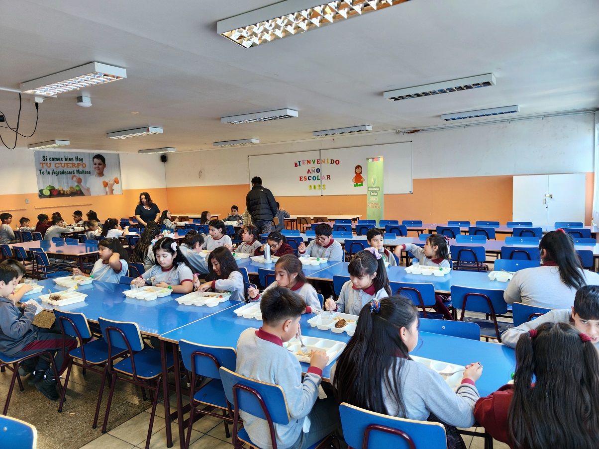 Autoridades de Educación y Junaeb verifican correcta implementación del programa de alimentación en el primer día de clases