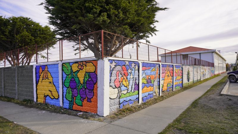 Mural de Alejandro “Mono” González, talleres y libro para colorear, educan sobre la biodiversidad de Tierra del Fuego en Colegio María Auxiliadora de Porvenir