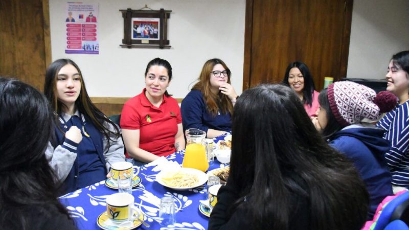 Se efectuó actividad “Desayunando entre Líderes”, organizada por la Municipalidad y el Servicio Nacional de la Mujer y la Equidad de Género (SernamEG) en Puerto Natales