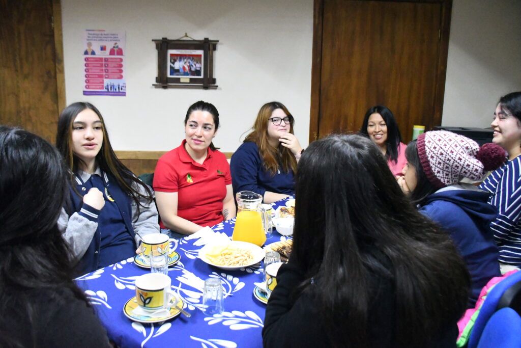 Se efectuó actividad “Desayunando entre Líderes”, organizada por la Municipalidad y el Servicio Nacional de la Mujer y la Equidad de Género (SernamEG) en Puerto Natales