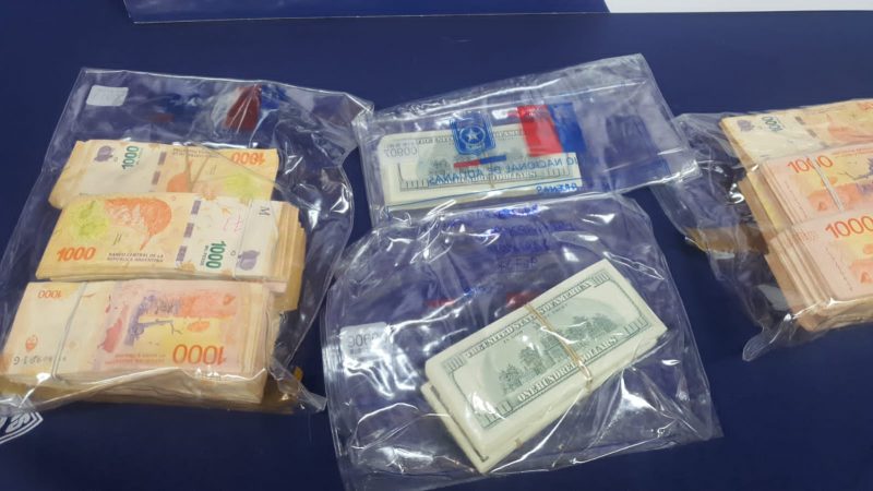 Aduanas detectó a viajeros que ingresaban a Chile con millonario contrabando de dinero oculto en autos y ropas
