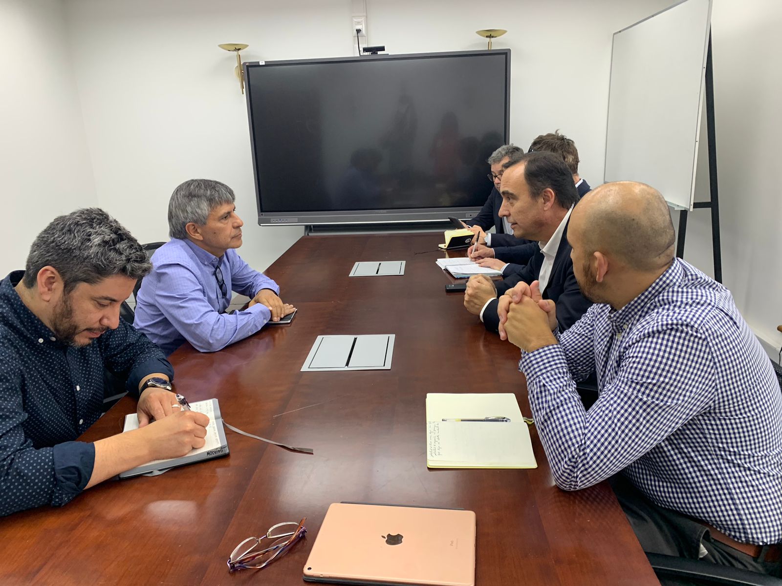 Descentralización, presupuesto y crisis hídrica fueron algunos de los temas que trato el Gobernador Flies en visita a Santiago