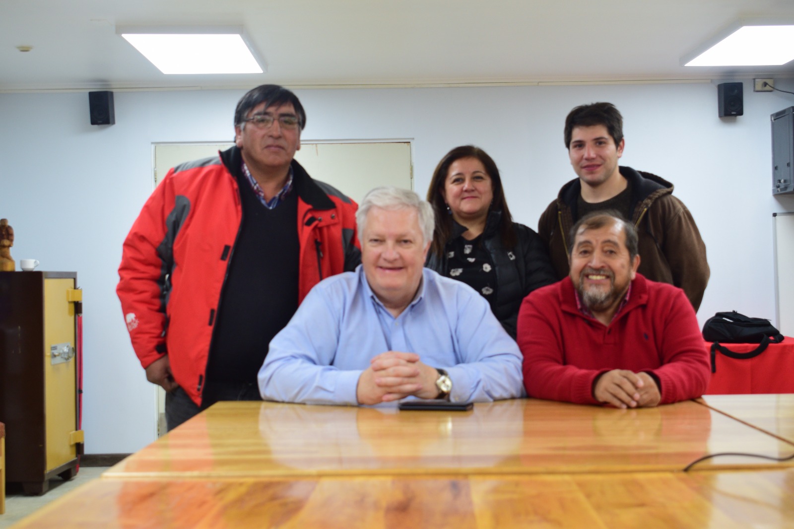 Senador Kusanovic se reúne con alcalde y concejales de Laguna Blanca para coordinar acciones en beneficio de la comuna y sus habitantes. 