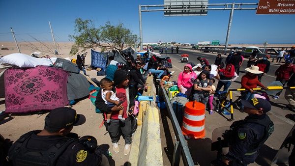Demandan garantías para migrantes venezolanos varados en la frontera entre Perú y Chile
