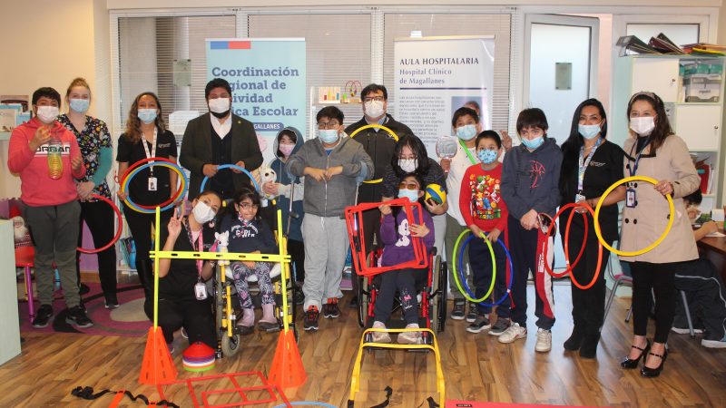 Seremi de Educación y coordinadora regional de Actividad Física Escolar de la Secreduc entregaron implementación deportiva, al Aula Hospitalaria del Hospital Clínico Magallanes