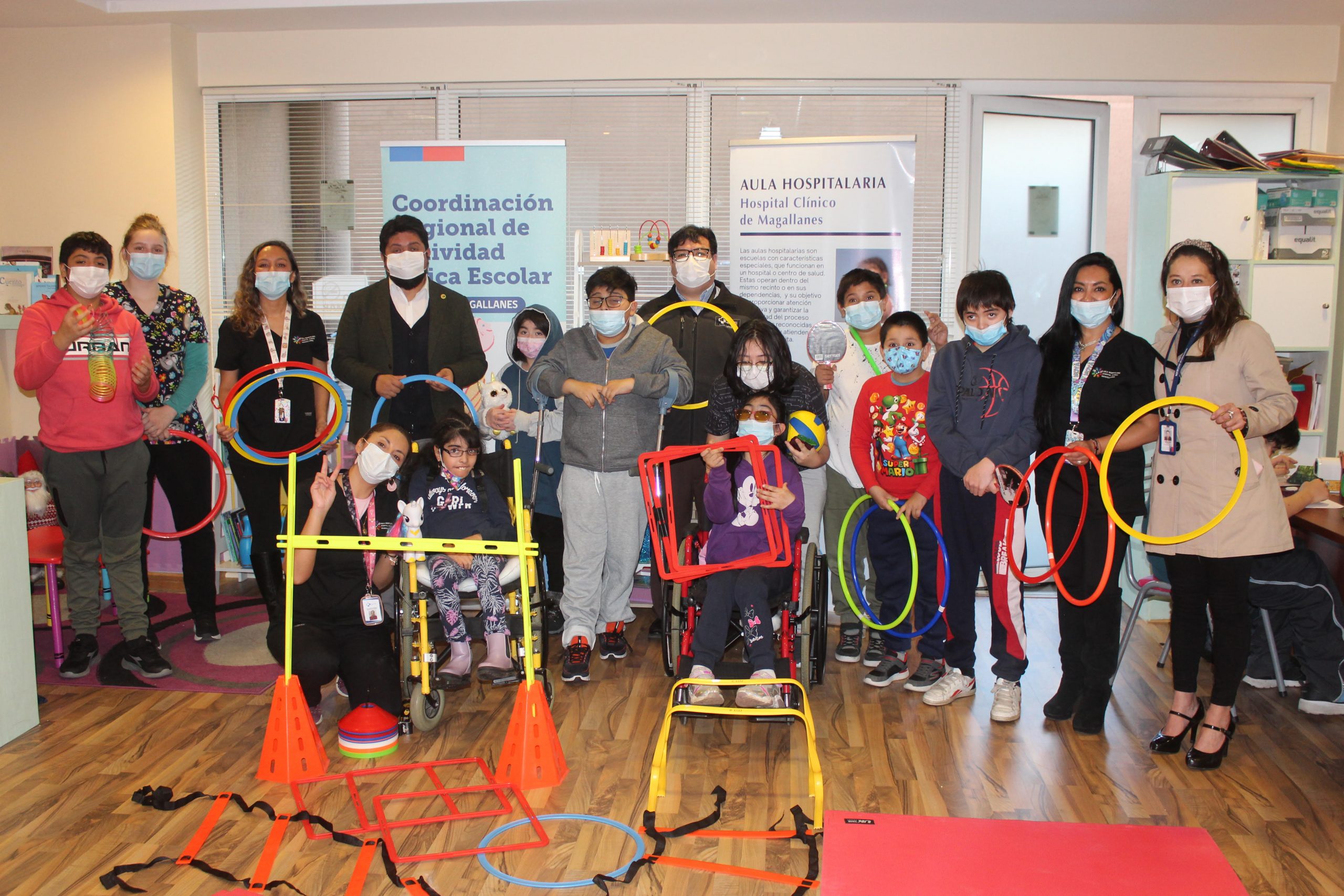 Seremi de Educación y coordinadora regional de Actividad Física Escolar de la Secreduc entregaron implementación deportiva, al Aula Hospitalaria del Hospital Clínico Magallanes