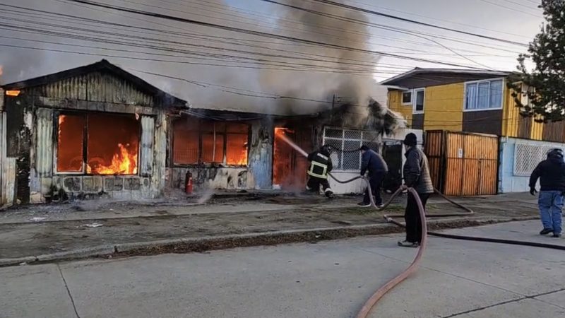 12 damnificados dejó incendio en dos casas en el barrio 18 de Septiembre en Punta Arenas 