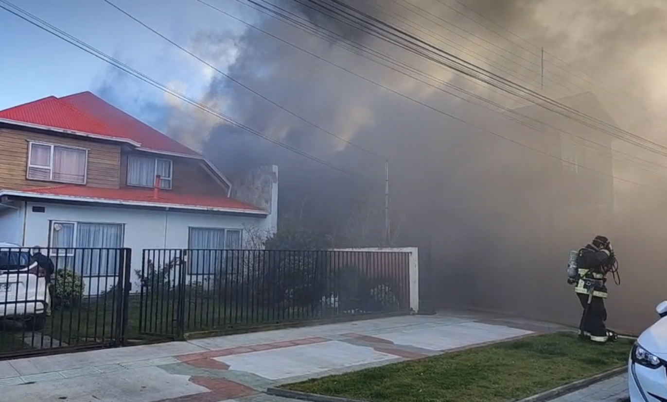 Incendio destruyó casa interior y dejó daños en vivienda principal en el barrio Croata