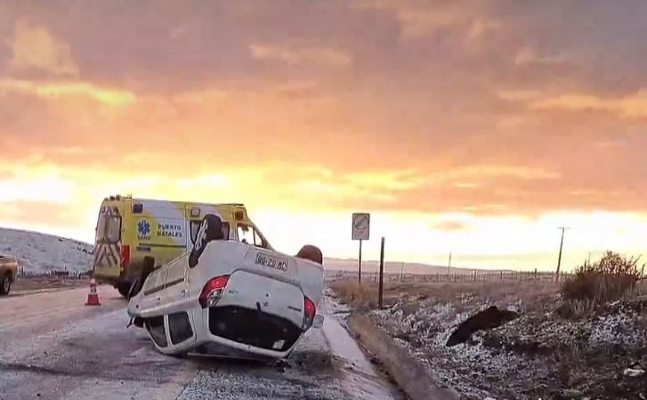 Chofer fallece tras volcar su vehículo pasado el cruce de Dorotea en Puerto Natales