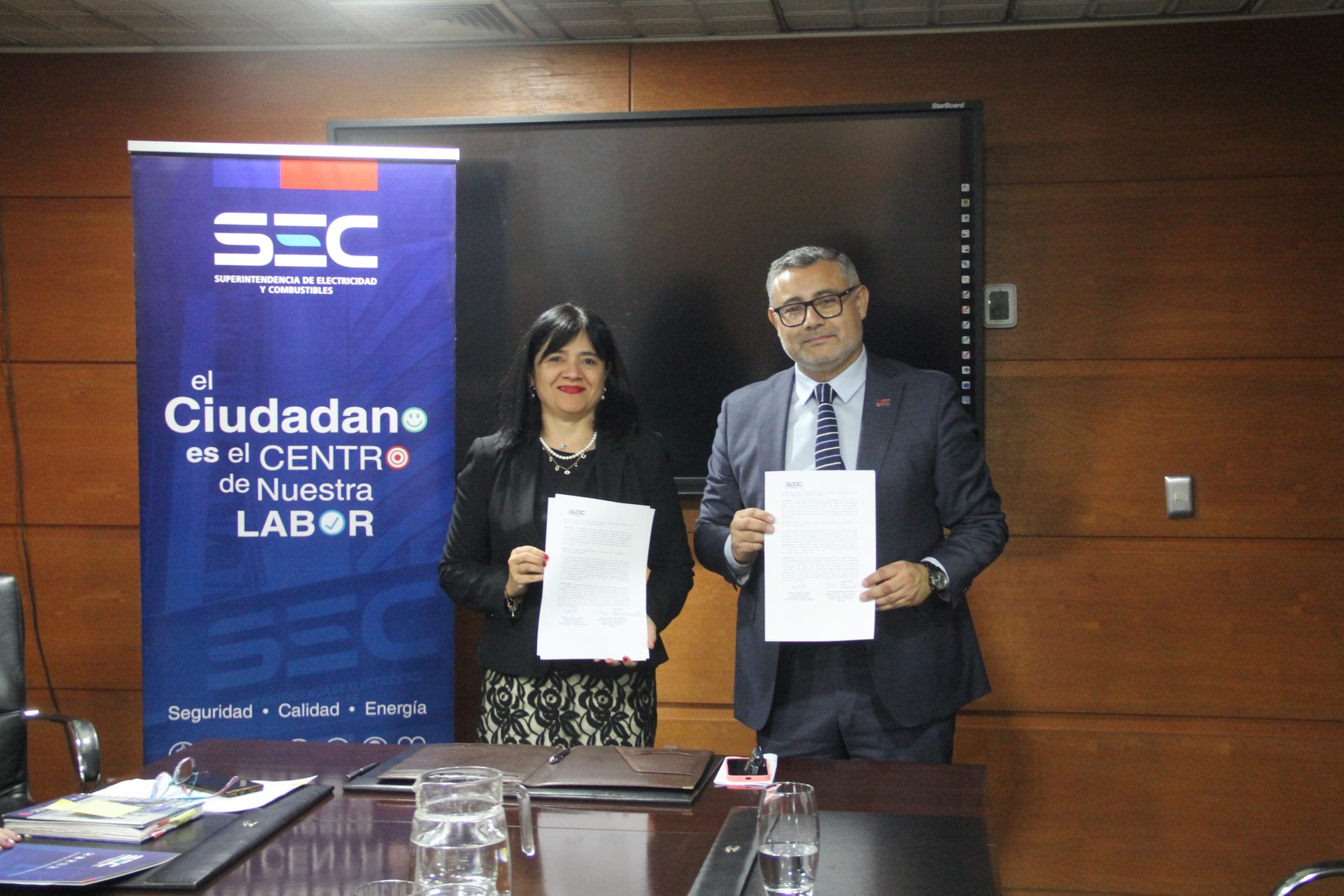 SEC firma convenio con CFT Magallanes para que egresados obtengan Licencia de Instalador