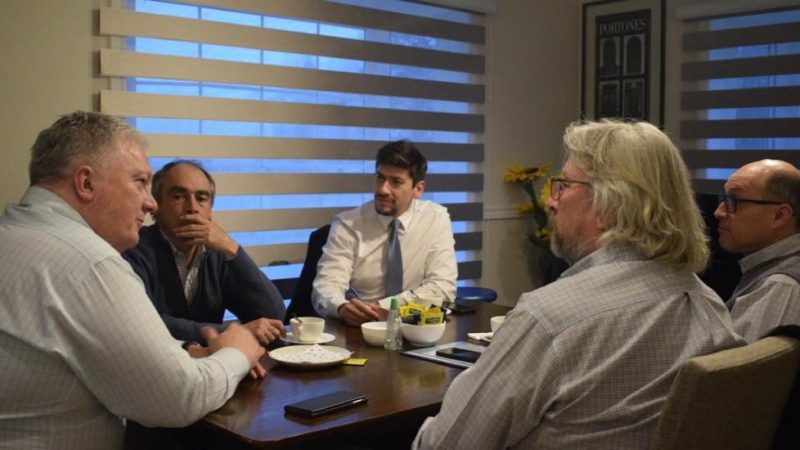 Senador Kusanovic se reúne con dirigentes de Asogama para abordar emergencia hídrica en la región. 