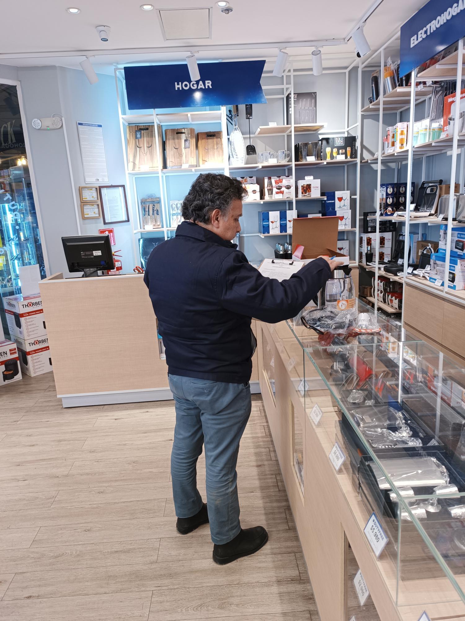 SEC Magallanes formula cargos a dos locales comerciales de Punta Arenas que vendían productos eléctricos sin certificación 