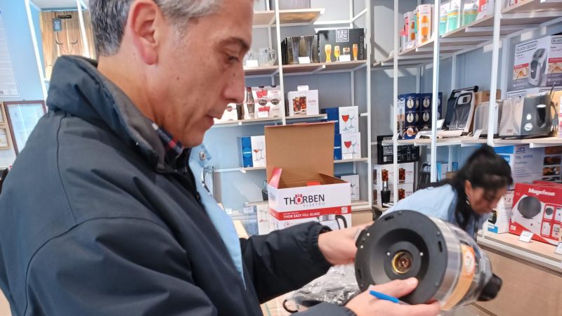 SEC Magallanes formula cargos a dos locales comerciales de Punta Arenas que vendían productos eléctricos sin certificación 