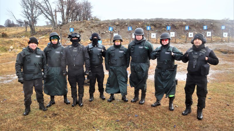 Gendarmes realizan capacitación y entrenamiento en las condiciones del invierno magallánico