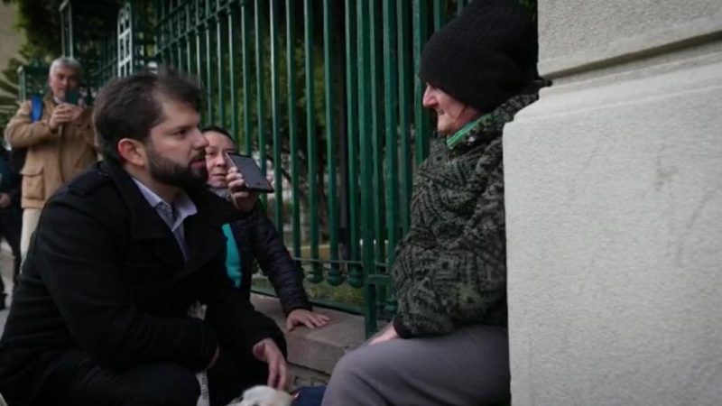 Jornada maratónica del Presidente Boric en Punta Arenas, incluso alcanzó a ir por un choripán y leche con plátano en el kiosco Roca