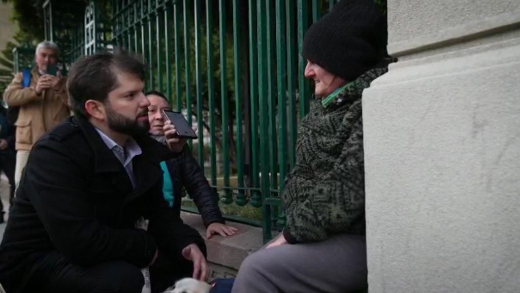 Jornada maratónica del Presidente Boric en Punta Arenas, incluso alcanzó a ir por un choripán y leche con plátano en el kiosco Roca