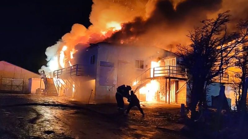 Incendio arrasó bodegas de empresa Salfa en el sector surponiente de Punta Arenas