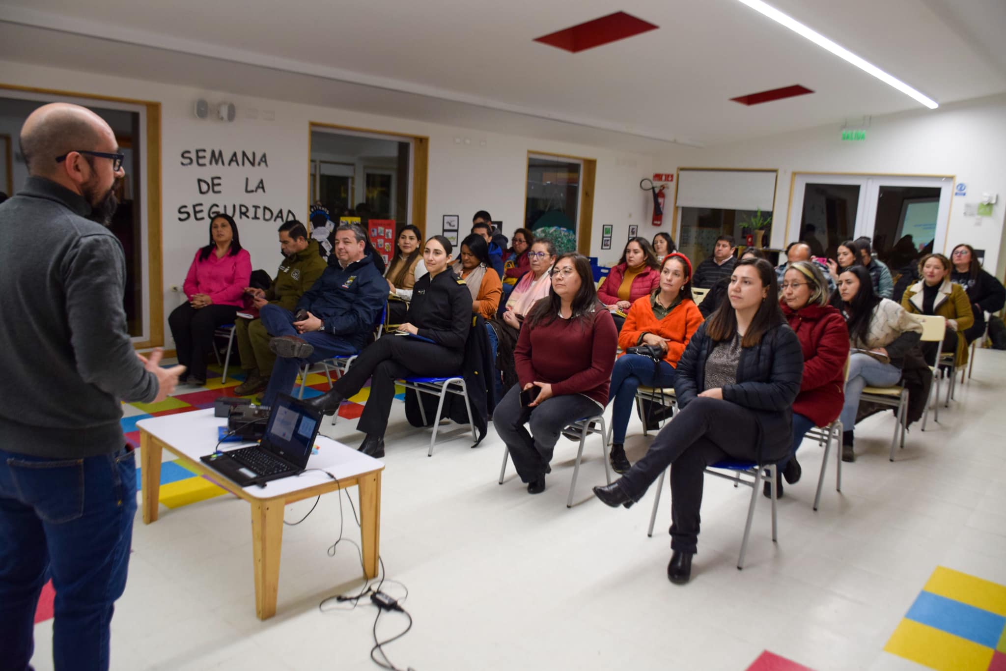 En activo diálogo social: Comunidad de Puerto Williams prospecta en torno a un futuro Sistema Nacional de Cuidados