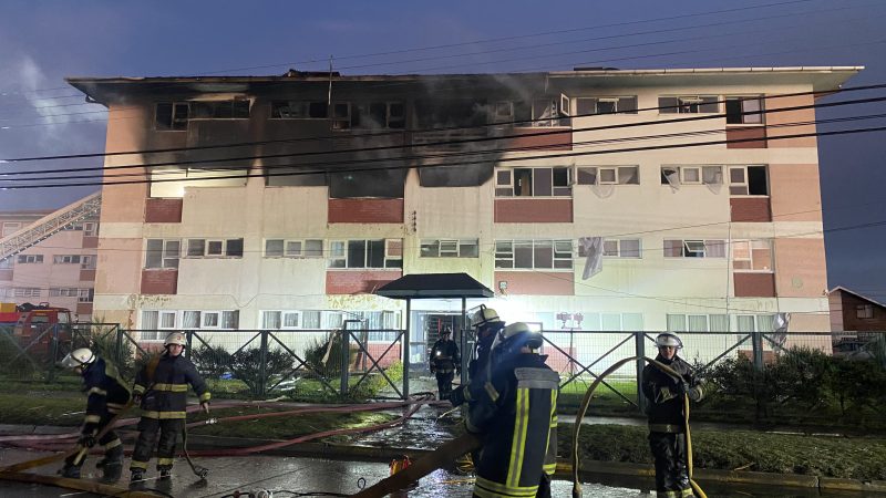 Daños en al menos el 80 por ciento dejó incendio en antiguos departamentos de Avenida Bulnes 