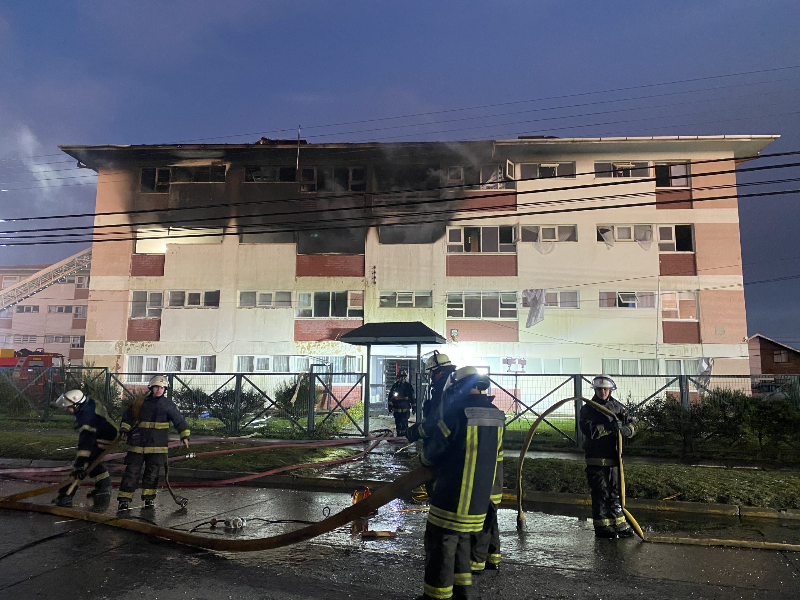 Daños en al menos el 80 por ciento dejó incendio en antiguos departamentos de Avenida Bulnes 