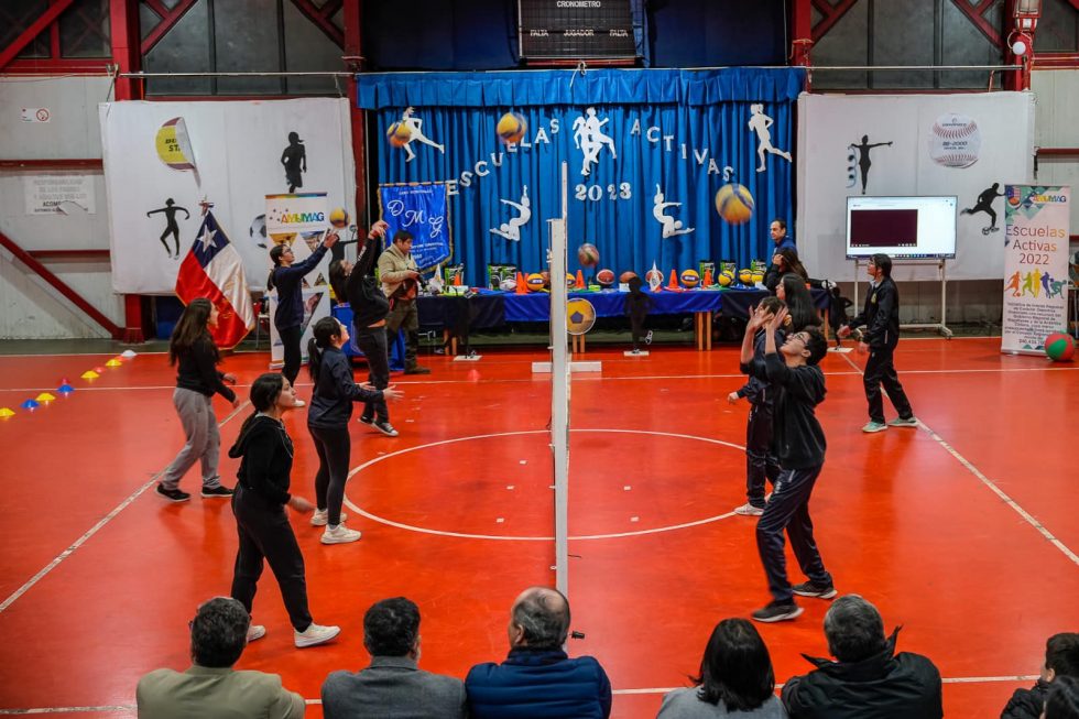 Municipalidad entregó diversos implementos deportivos al Liceo McIntyre de Puerto Williams