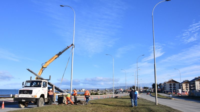 Municipalidad de Punta Arenas dio a conocer los trabajos finales que completarán la reposición e instalación de postes de alumbrado de Avenida Costanera