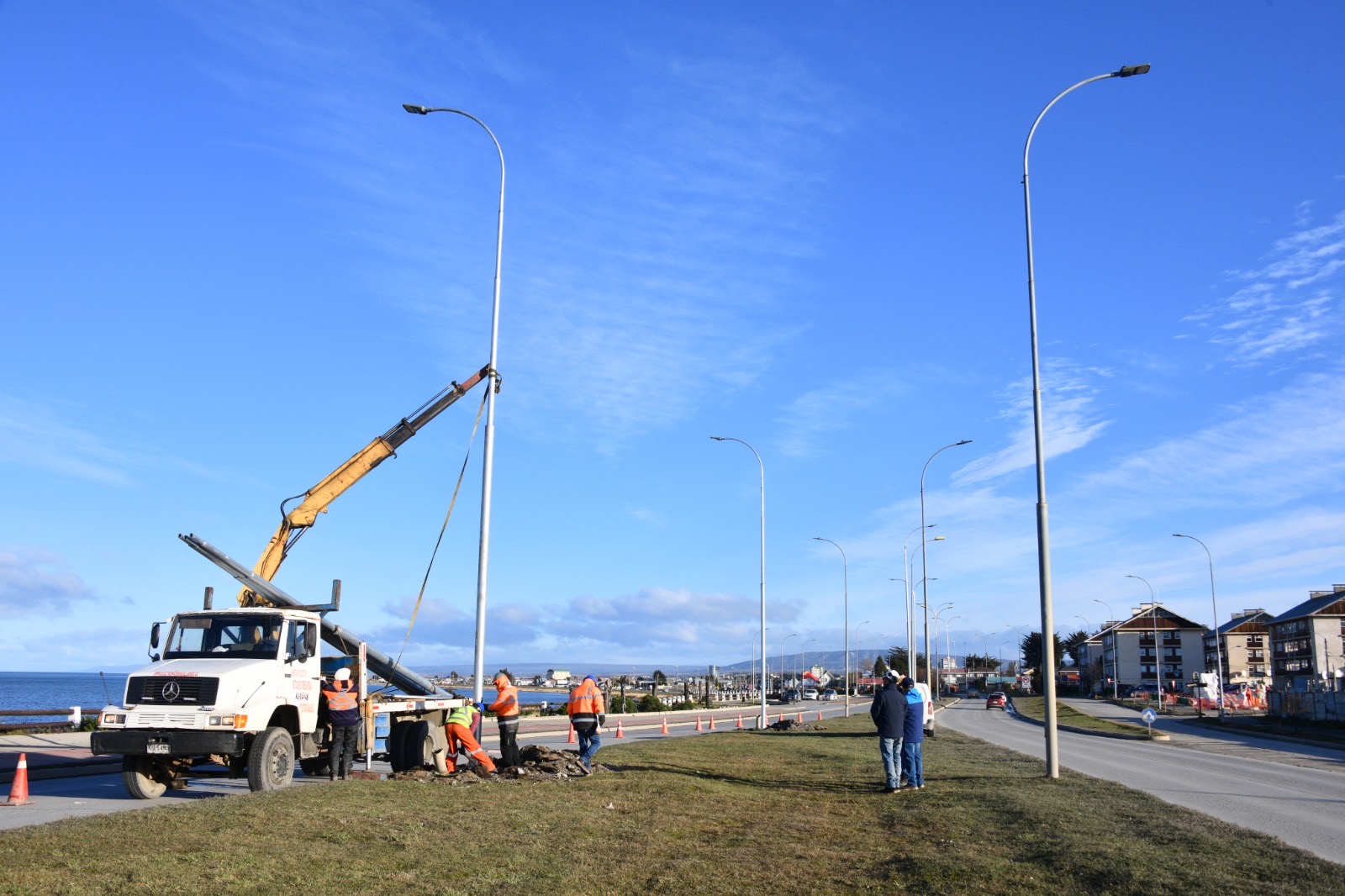 Municipalidad de Punta Arenas dio a conocer los trabajos finales que completarán la reposición e instalación de postes de alumbrado de Avenida Costanera