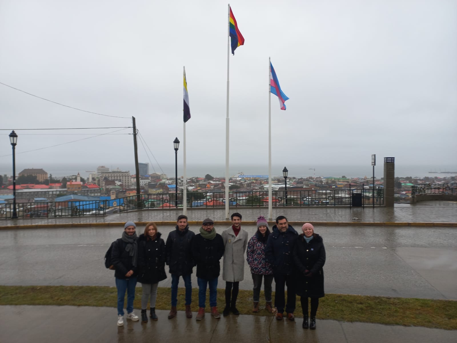 Izamiento de banderas de las diversidades en conmemoración del Mes del Orgullo en Punta Arenas