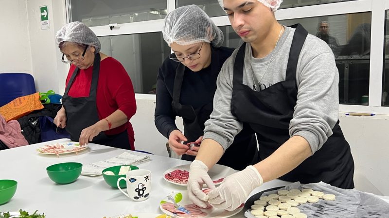 Blumar Magallanes realiza capacitación en banquetería y coctelería a comunidad kawésqar de Punta Arenas
