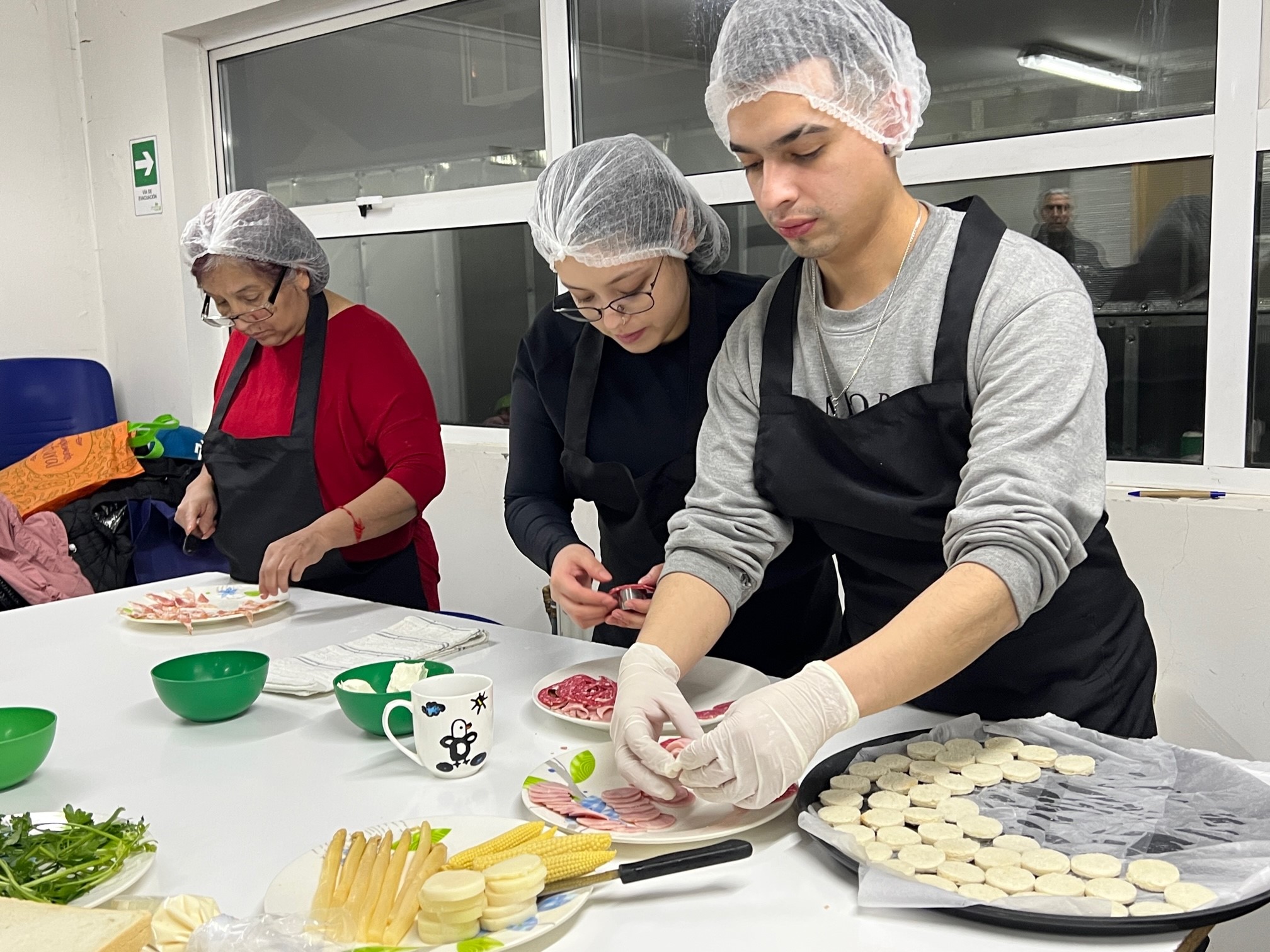 Blumar Magallanes realiza capacitación en banquetería y coctelería a comunidad kawésqar de Punta Arenas