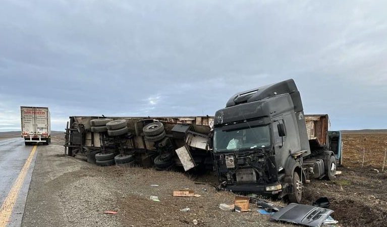 Camión de carga argentino sufrió accidente en ruta CH 257 de Tierra del Fuego