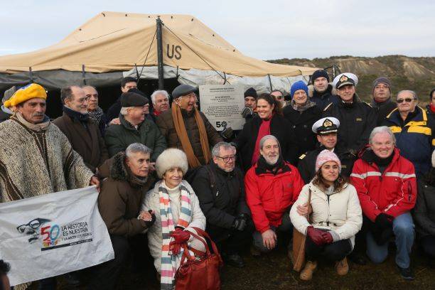 Ex presos políticos y familiares y autoridades cívico-militares visitan Isla Dawson a 50 años del golpe de Estado de 1973