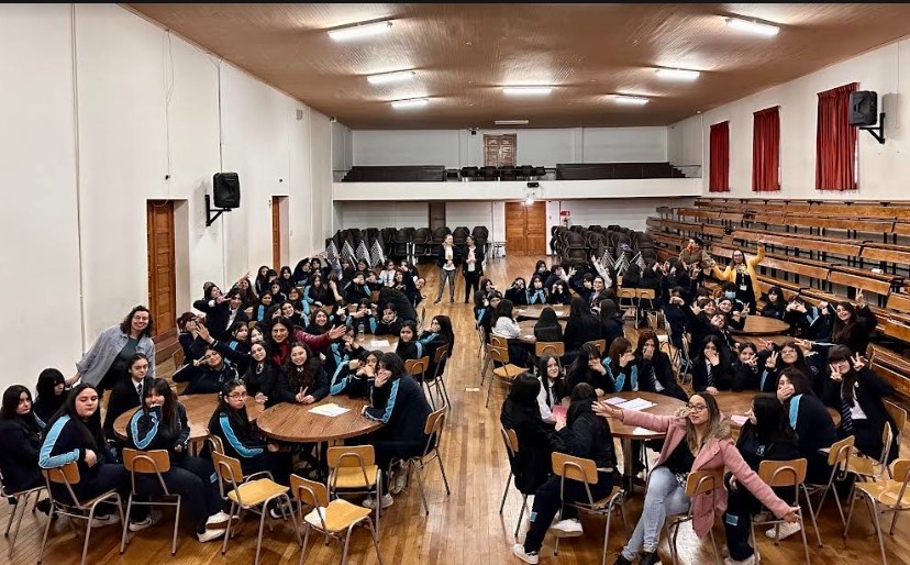 Investigadoras del Océano Austral se reúnen con niñas y jóvenes de Punta Arenas