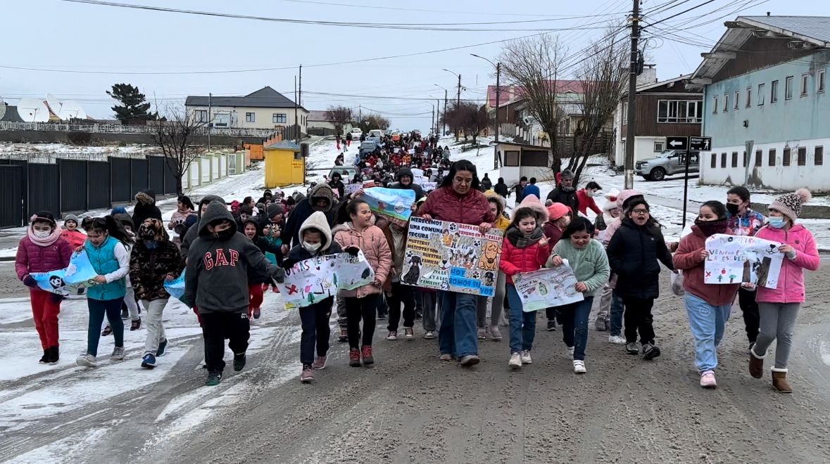 Estudiantes marcharon por las calles de Porvenir tras nuevo envenenamiento de perros: Municipalidad presentó querella para encontrar a culpables