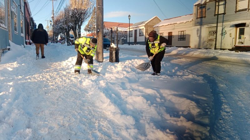 Con resiliencia y compromiso ciudadano: Municipalidad de Puerto Natales desplegó trabajo en terreno ante fuertes nevadas