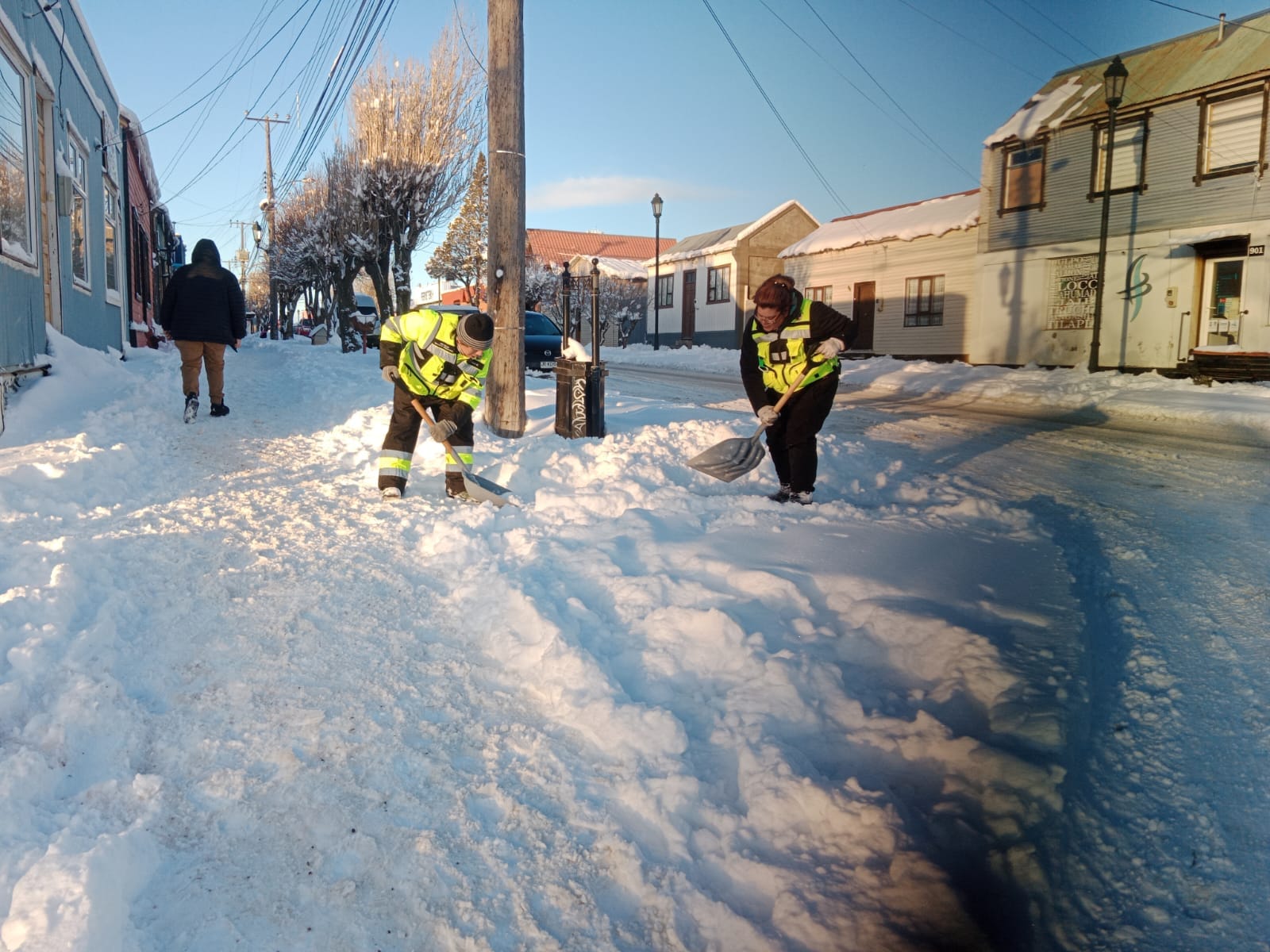Con resiliencia y compromiso ciudadano: Municipalidad de Puerto Natales desplegó trabajo en terreno ante fuertes nevadas