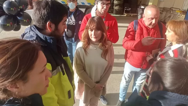 Alcaldesa Antonieta Oyarzo junto a trabajadores del SAMU Puerto Natales, reclama urgencia de adquirir nuevas ambulancias para el Hospital Augusto Essmann