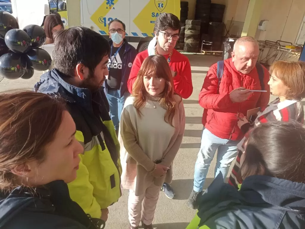 Alcaldesa Antonieta Oyarzo junto a trabajadores del SAMU Puerto Natales, reclama urgencia de adquirir nuevas ambulancias para el Hospital Augusto Essmann