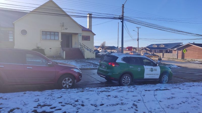 Dos perros muertos aparecieron frente a la Escuela Bernardo O’Higgins de Porvenir | En los últimos 15 días han aparecido a lo menos 15 perros envenenados